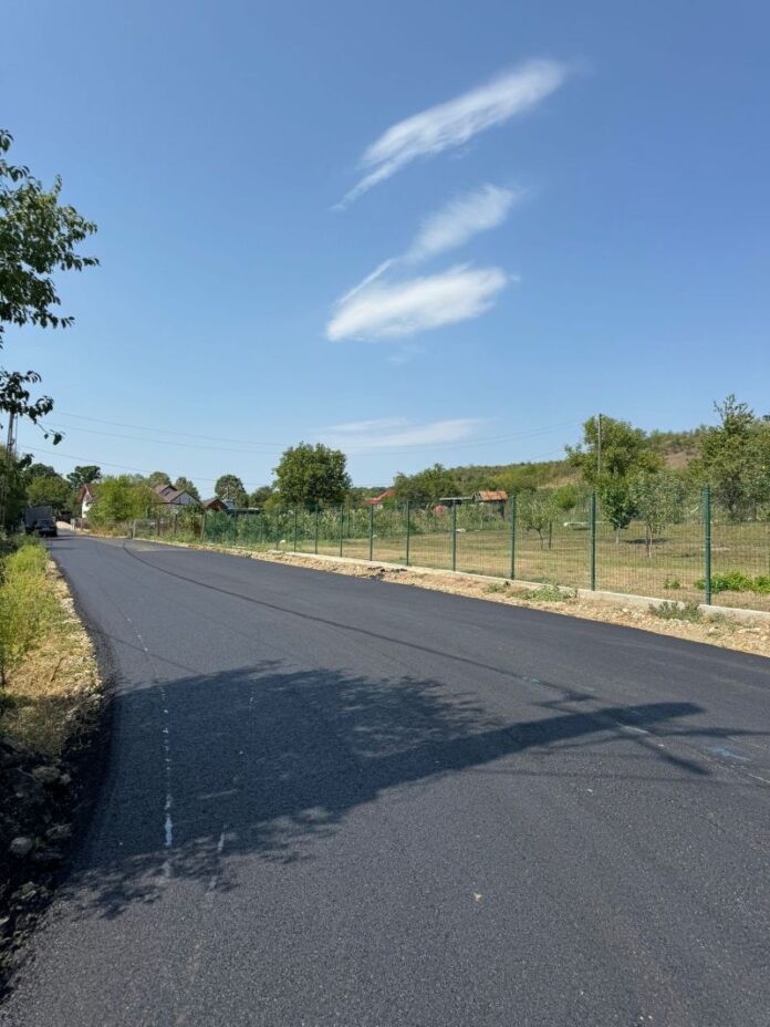 Asfaltarea drumurilor sătești dintr-o comună din Gorj s-a transformat în poezie