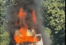 Autocamion în flăcări pe șosea!