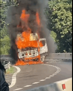 Autocamion în flăcări pe șosea!