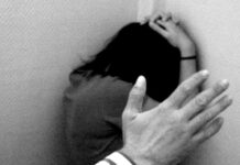 Adolescentă agresată de tatăl iubitului ei