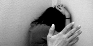 Adolescentă agresată de tatăl iubitului ei