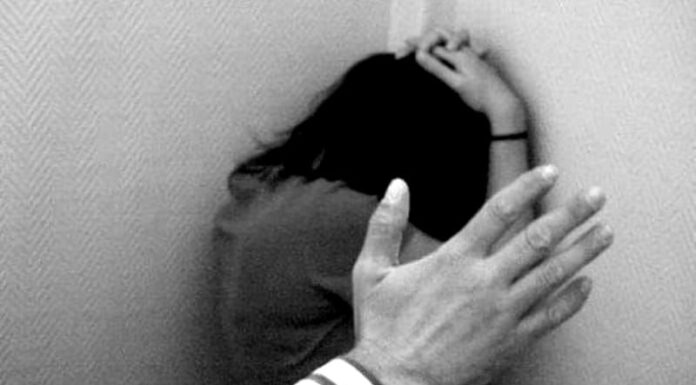 Adolescentă agresată de tatăl iubitului ei