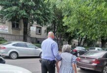 I s-a făcut rău pe stradă. Bătrână ajutată de polițiștii locali din Târgu Jiu