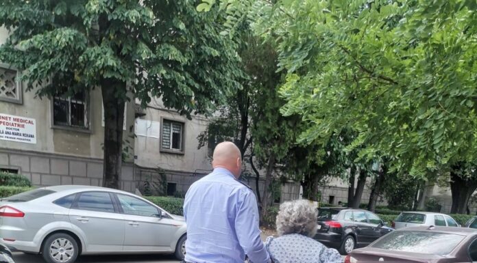 I s-a făcut rău pe stradă. Bătrână ajutată de polițiștii locali din Târgu Jiu