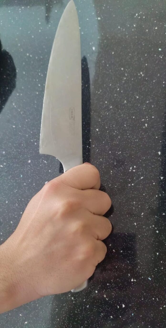 Reținut după ce a ameninţat cu moartea clientul unui bar, punându-i cuțitul la gât