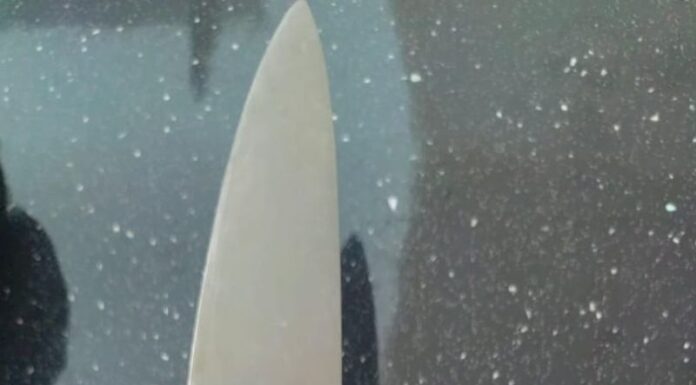 Reținut după ce a ameninţat cu moartea clientul unui bar, punându-i cuțitul la gât