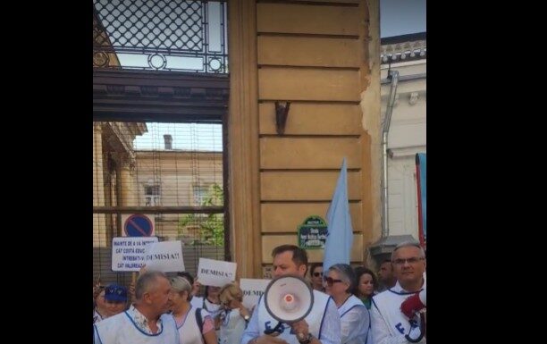 A patra zi de proteste la sediul Ministerului Educaţiei