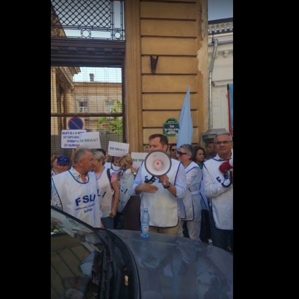 A patra zi de proteste la sediul Ministerului Educaţiei