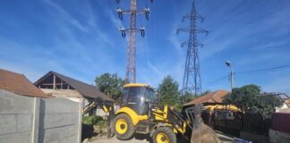 Apă ,,la negru” pe o stradă din Târgu Jiu