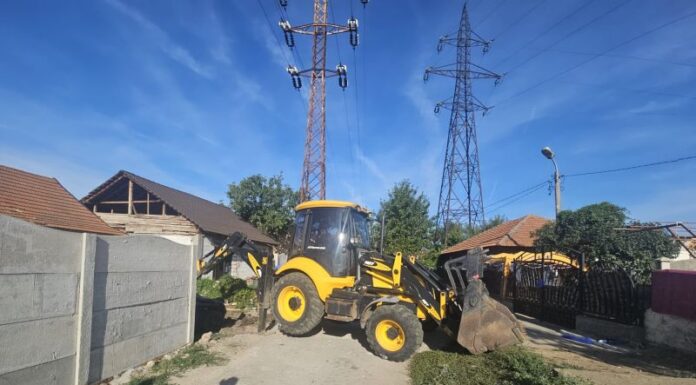 Apă ,,la negru” pe o stradă din Târgu Jiu
