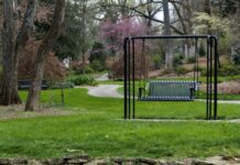 De ce un balansoar de grădină este mai mult decât o piesă de mobilier