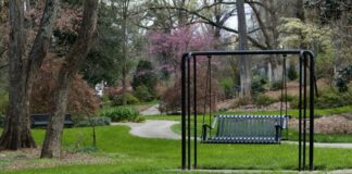 De ce un balansoar de grădină este mai mult decât o piesă de mobilier