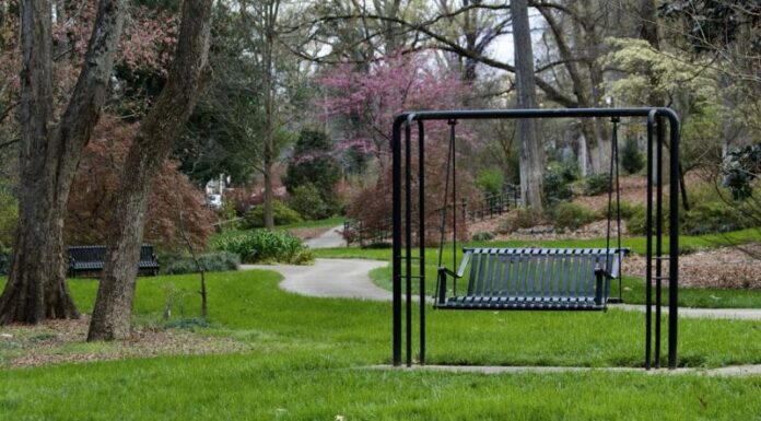 De ce un balansoar de grădină este mai mult decât o piesă de mobilier