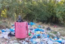 Drumarii, exasperați de gunoaiele lăsate într-o parcare