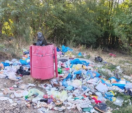 Drumarii, exasperați de gunoaiele lăsate într-o parcare