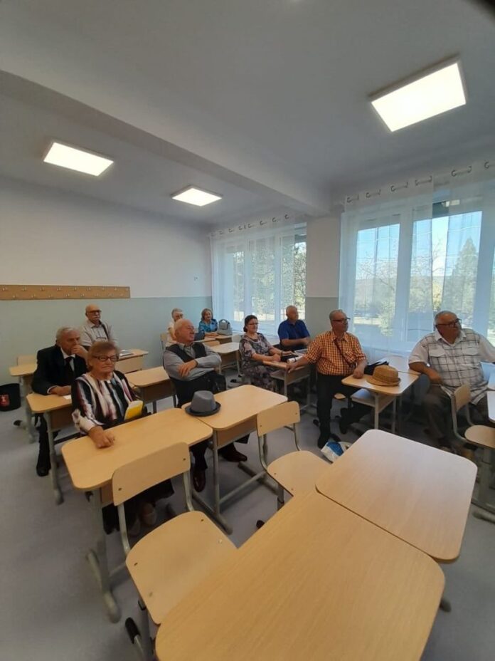 Revedere emoționantă după 60 de ani de la absolvirea liceului din Târgu Cărbunești