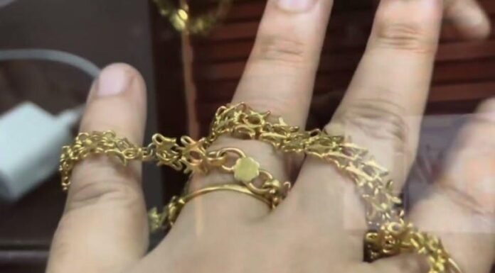 Reținute după ce i-au smuls unei fete lănțișorul de la gât