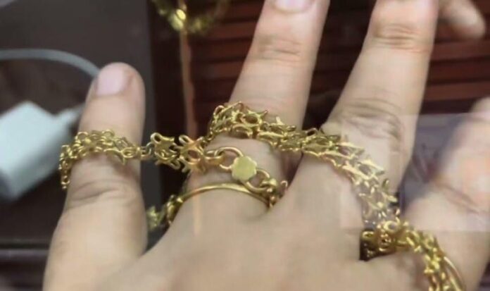 Reținute după ce i-au smuls unei fete lănțișorul de la gât