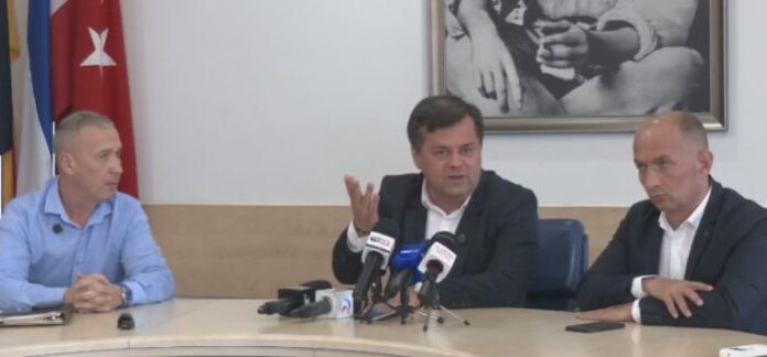 Motivul pentru care au fost tăiați brazii de la Colegiul ,,Tudor Vladimirescu”. Explicațiile primarului Romanescu