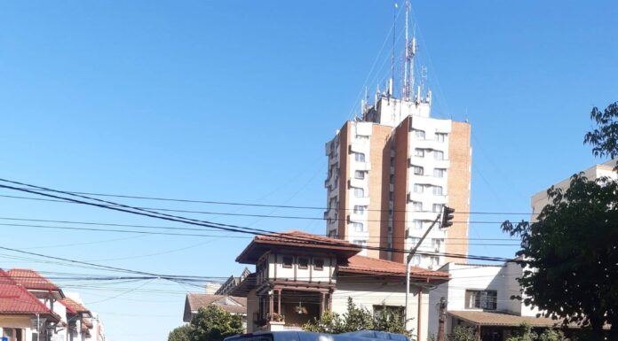 Șofer amendat după ce a intrat cu mașina în Parcul Central din Târgu Jiu