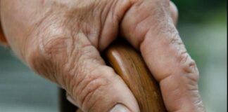 Septuagenar reținut după ce și-a vizitat soția, încălcând ordinul de protecție