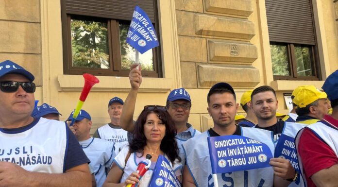 VIDEO: Vocea profesorilor din Gorj răsună la București. Protestele continuă în fața Ministerului Educației