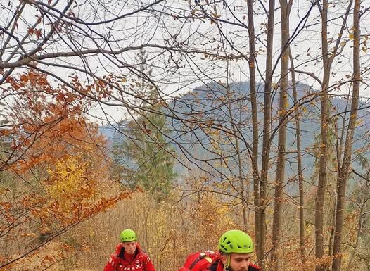 Zeci de oameni au fost salvați din munți