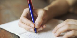 Universul liric şi dimensiunea sacrului în ,,Doruri fără cuib”