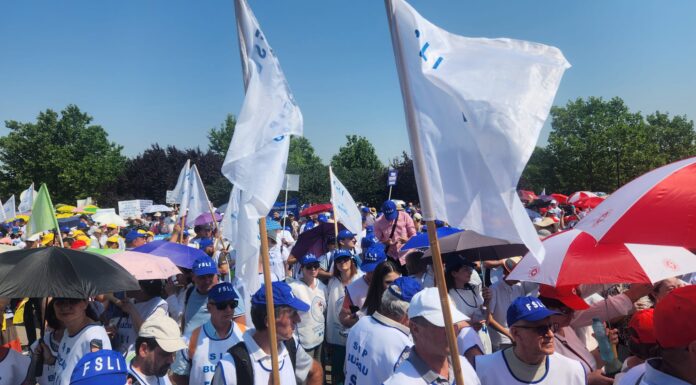 Sindicatele din educație strâng semnături pentru abrogarea Legii Bolojan