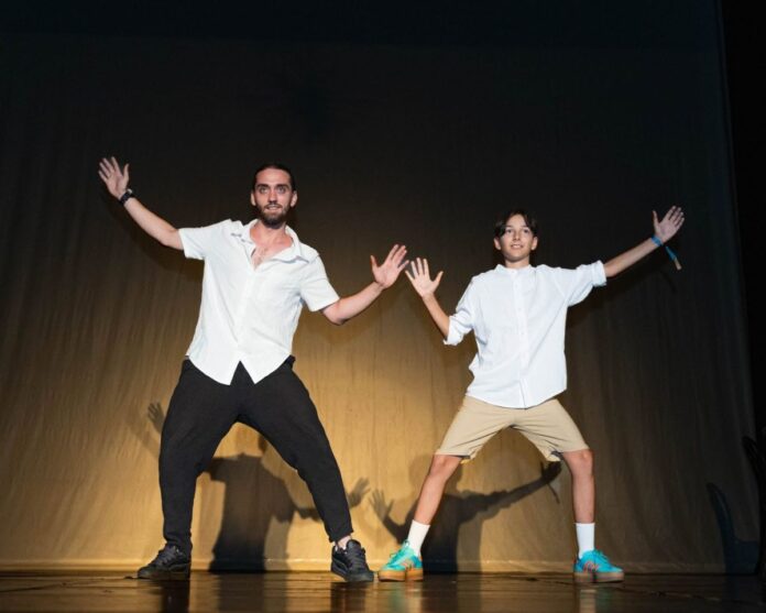 Micul actor de 11 ani care cucerește scena teatrului din Târgu Jiu