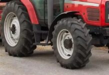 Gestul făcut de un bărbat beat criță, care conducea un tractor neînmatriculat