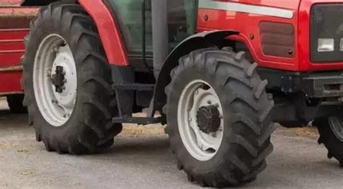 Gestul făcut de un bărbat beat criță, care conducea un tractor neînmatriculat