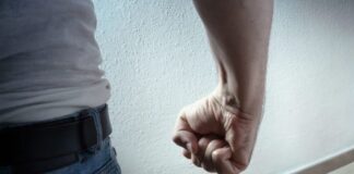 Femeie bătută și sechestrată de fostul iubit