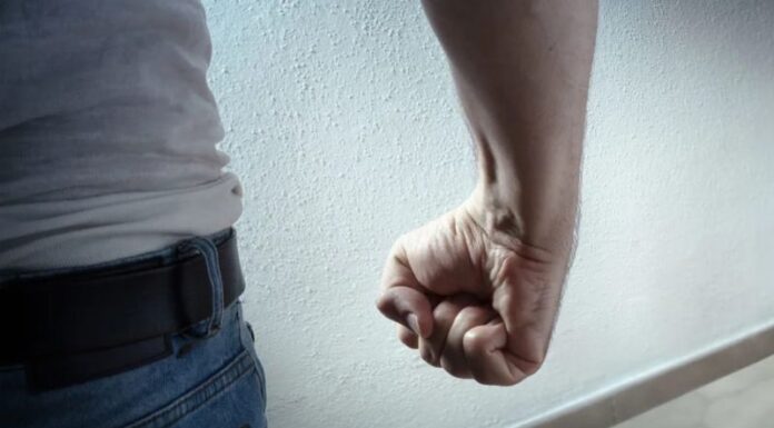 Femeie bătută și sechestrată de fostul iubit