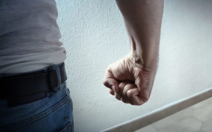 Femeie bătută și sechestrată de fostul iubit