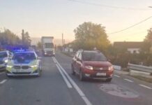 Biciclist aflat pe marginea drumului, lovit de o mașină