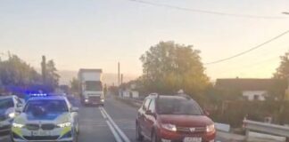 Biciclist aflat pe marginea drumului, lovit de o mașină