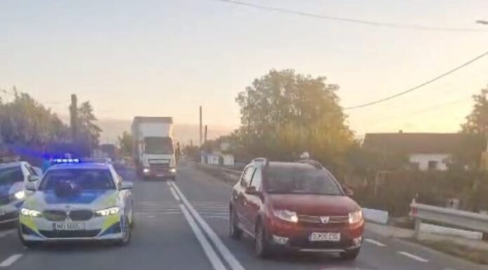 Biciclist aflat pe marginea drumului, lovit de o mașină