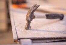 Prima decizie pentru bărbatul care și-a lovit vecinul cu ciocanul, la o zi după trimiterea în judecată