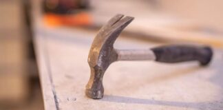 Prima decizie pentru bărbatul care și-a lovit vecinul cu ciocanul, la o zi după trimiterea în judecată