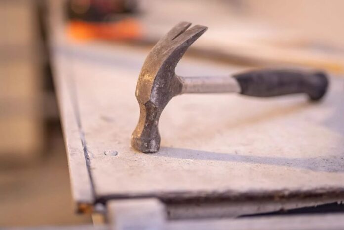 Prima decizie pentru bărbatul care și-a lovit vecinul cu ciocanul, la o zi după trimiterea în judecată