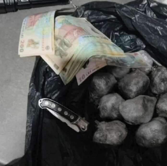 Femeie acuzată că a vândut droguri în Gorj, cu prețuri între 50 și 250 de lei gramul, supravegheată cu brățară electronică