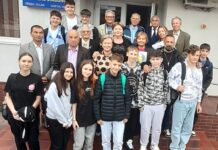 Eveniment cultural de referinţă la Biblioteca orăşenească din Ţicleni – ,,Eminescu e un cântec/ Ce se flutură pe zare/ Este taina din descântec/ Visul meu în aşteptare/ Şi surâsu-nfiorat/ Al copilului din pântec”!