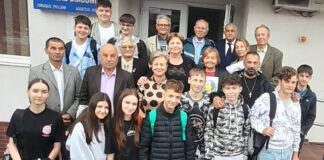 Eveniment cultural de referinţă la Biblioteca orăşenească din Ţicleni – ,,Eminescu e un cântec/ Ce se flutură pe zare/ Este taina din descântec/ Visul meu în aşteptare/ Şi surâsu-nfiorat/ Al copilului din pântec”!