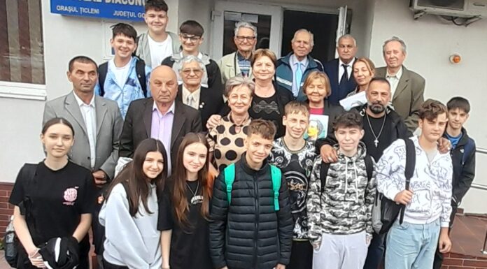 Eveniment cultural de referinţă la Biblioteca orăşenească din Ţicleni – ,,Eminescu e un cântec/ Ce se flutură pe zare/ Este taina din descântec/ Visul meu în aşteptare/ Şi surâsu-nfiorat/ Al copilului din pântec”!