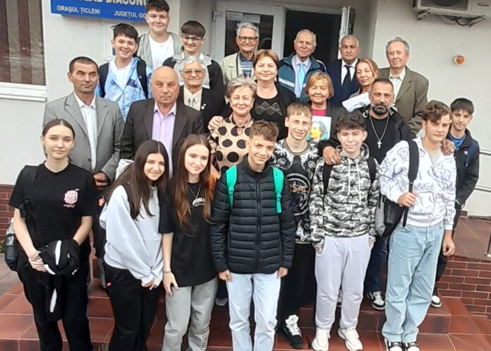 Eveniment cultural de referinţă la Biblioteca orăşenească din Ţicleni – ,,Eminescu e un cântec/ Ce se flutură pe zare/ Este taina din descântec/ Visul meu în aşteptare/ Şi surâsu-nfiorat/ Al copilului din pântec”!