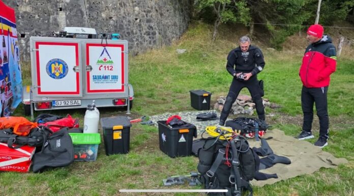 Exercițiu subacvatic nocturn al salvatorilor din Gorj și Hunedoara!