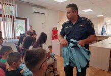 VIDEO: Ghiozdane cu rechizite, dăruite de polițiști și jandarmi copiilor din centrele de plasament