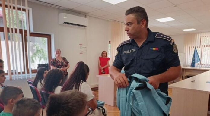VIDEO: Ghiozdane cu rechizite, dăruite de polițiști și jandarmi copiilor din centrele de plasament