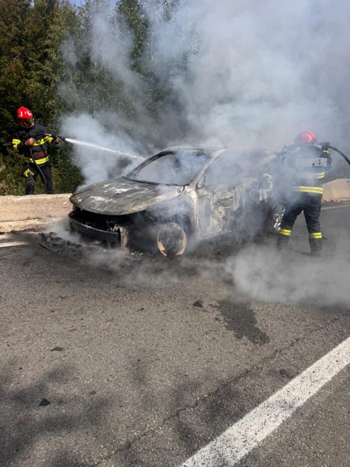 FOTO: Mașină cuprinsă de flăcări la Novaci